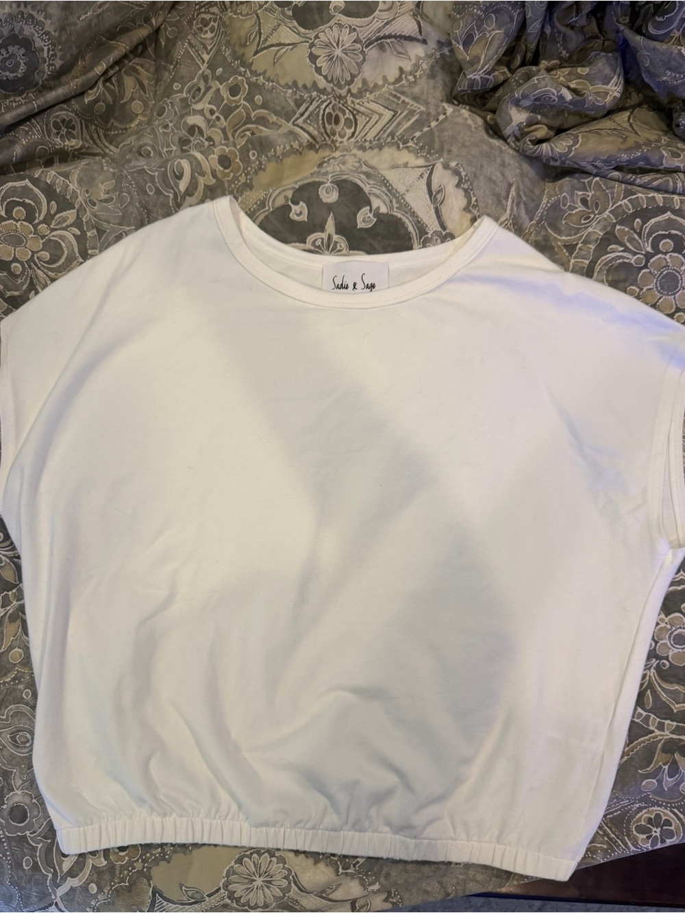 Sadie & Sage White Cropped Elastic-Hem Tee